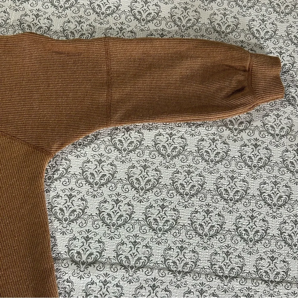 Blu Pepper Tan‎ V-Neck Sweater Relaxed Fit - Picture 10 of 14